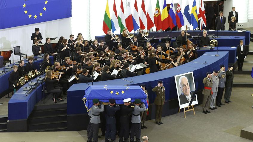 Líderes mundiales despiden a Helmut Kohl; recuerdan su papel en la unidad de Europa