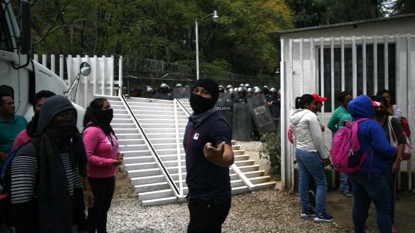 Normalistas mantienen secuestrados a 60 trabajadores del IEEPO