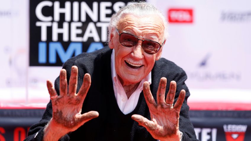 Stan Lee plasma sus huellas en Hollywood