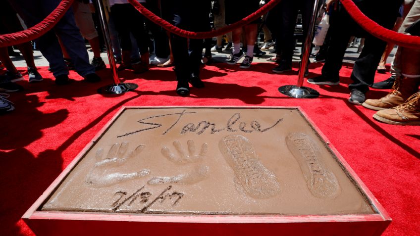 Stan Lee plasma sus huellas en Hollywood