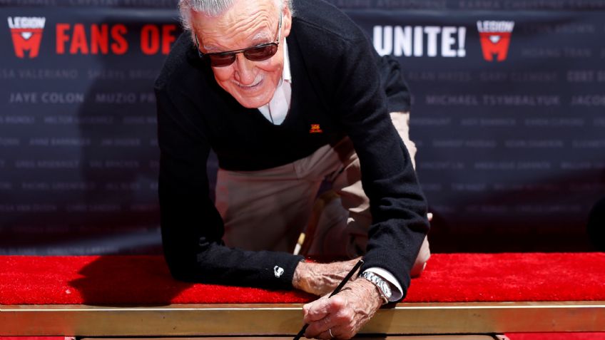 Stan Lee plasma sus huellas en Hollywood