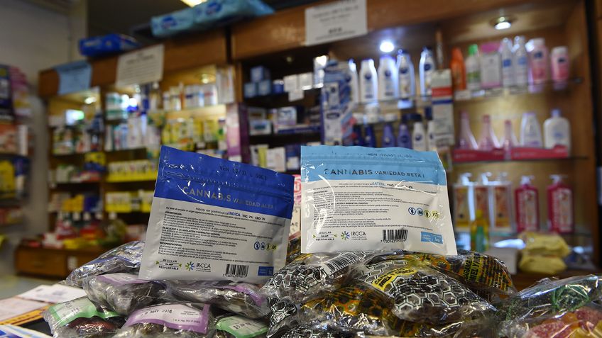 Uruguay comienza a vender mariguana en farmacias