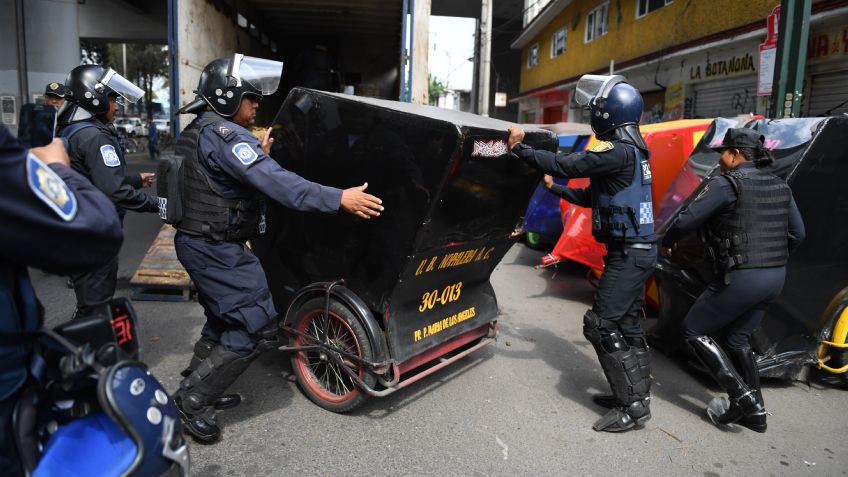 Bloqueos con vehículos incendiados en Tláhuac tras la caída de 'El Ojos”