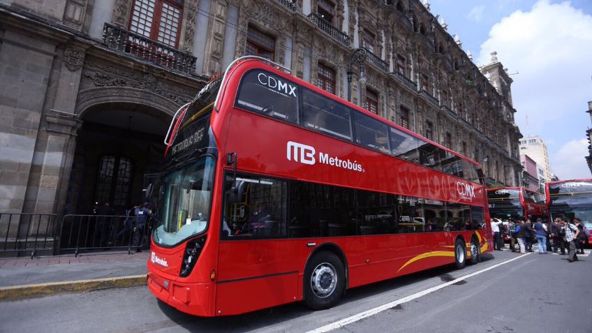 Presentan autobuses de doble piso para Metrobús de Reforma