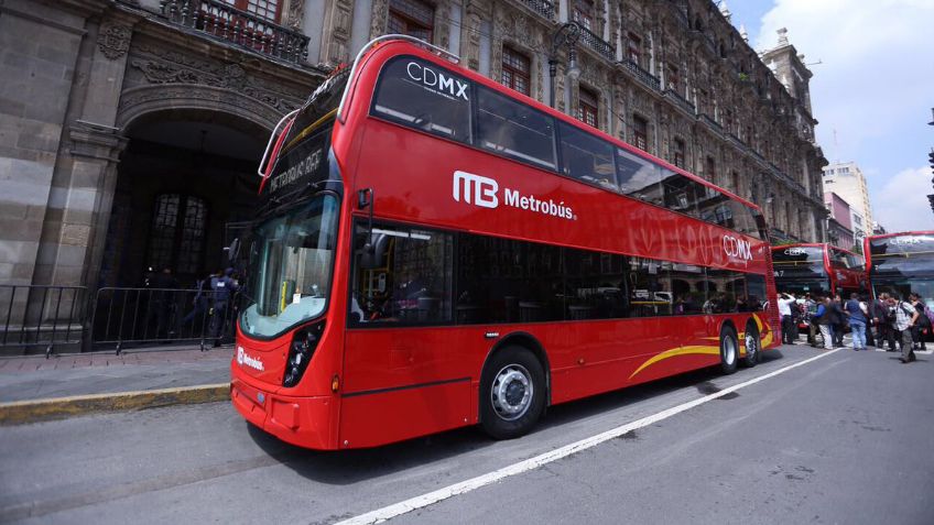 Presentan autobuses de doble piso para Metrobús de Reforma