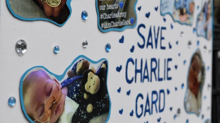 El bebé Charlie Gard murió, informó su mamá