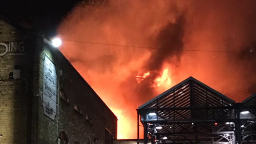 Incendio arrasa edificio en turístico mercado de Londres