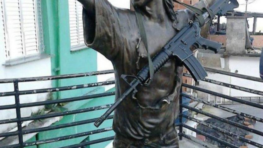 Colocan fusil de asalto a estatua de Michael Jackson en Río de Janeiro