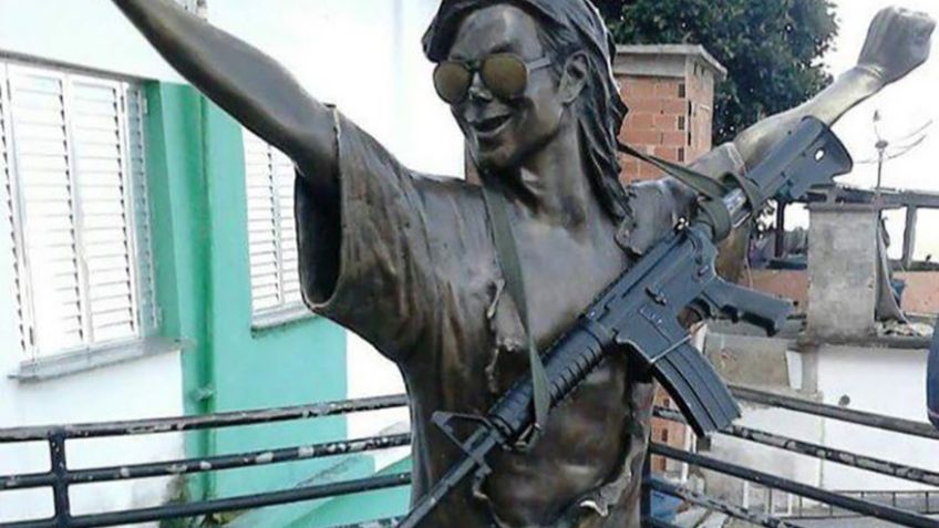 Colocan fusil de asalto a estatua de Michael Jackson en Río de Janeiro