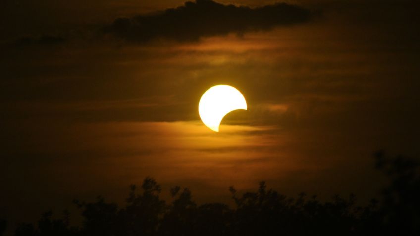 Observa el eclipse solar en vivo aquí