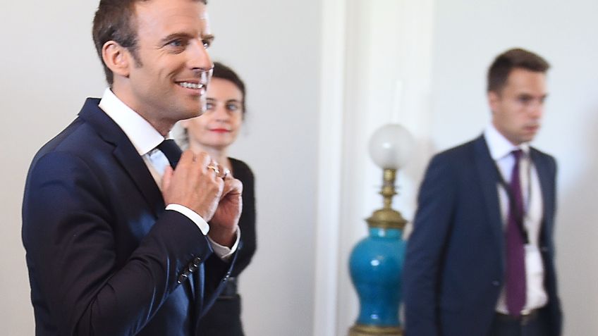 Emmanuel Macron gasta 30 mil dólares... en maquillaje