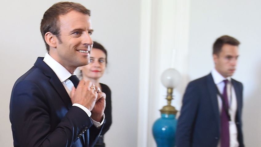 Emmanuel Macron gasta 30 mil dólares... en maquillaje