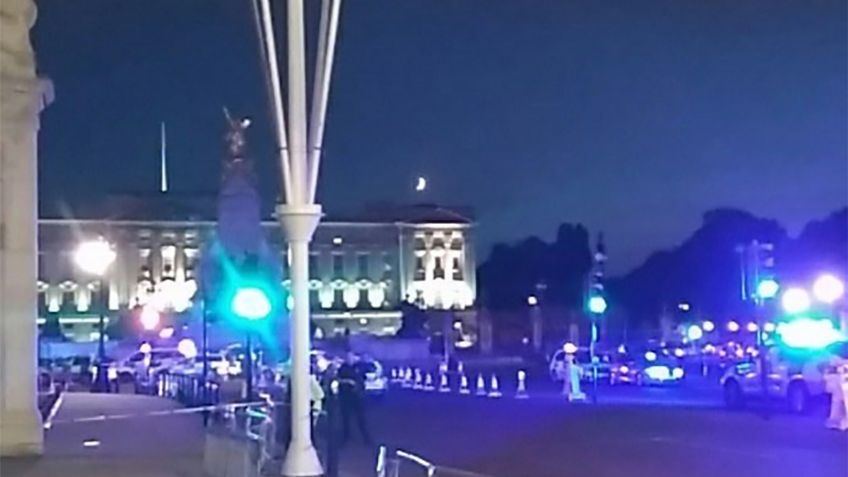 Detienen a un hombre tras atacar a policías delante del Palacio de Buckingham