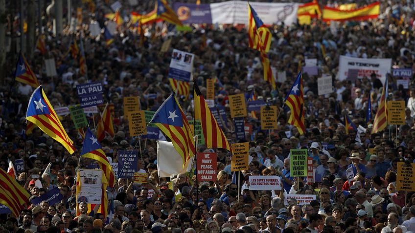 Miles de personas se manifiestan en Barcelona contra el terrorismo