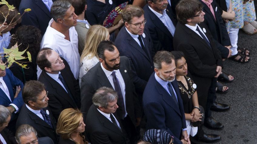 Miles de personas se manifiestan en Barcelona contra el terrorismo