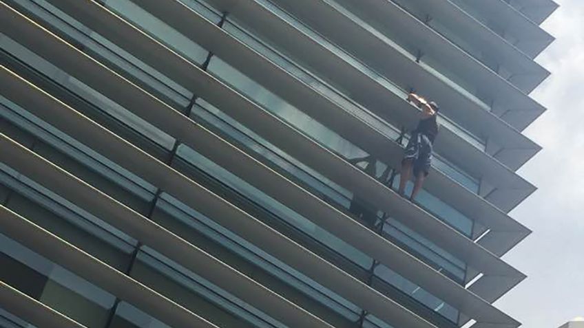 Edificio de Nestlé es escalado por un hombre sin arnés