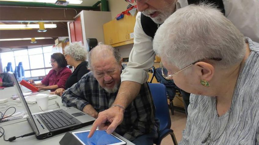 Adultos mayores publican libro con algunas de sus historias de vida