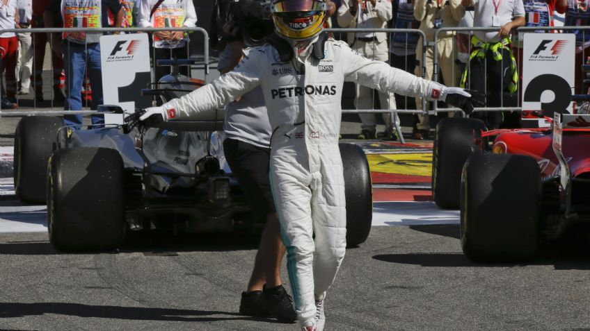 Lewis Hamilton gran el GP de Monza, en Italia, y pelea por el campeonato