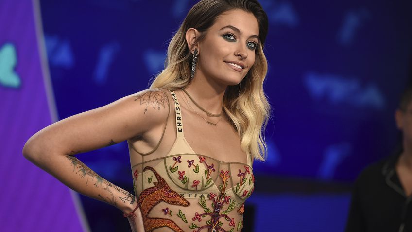 Paris Jackson hace post al natural para presumir nuevo tatuaje