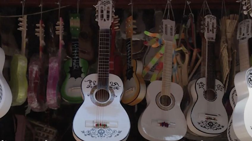 Guitarra de "Coco", la más vendida en Paracho, Michoacán