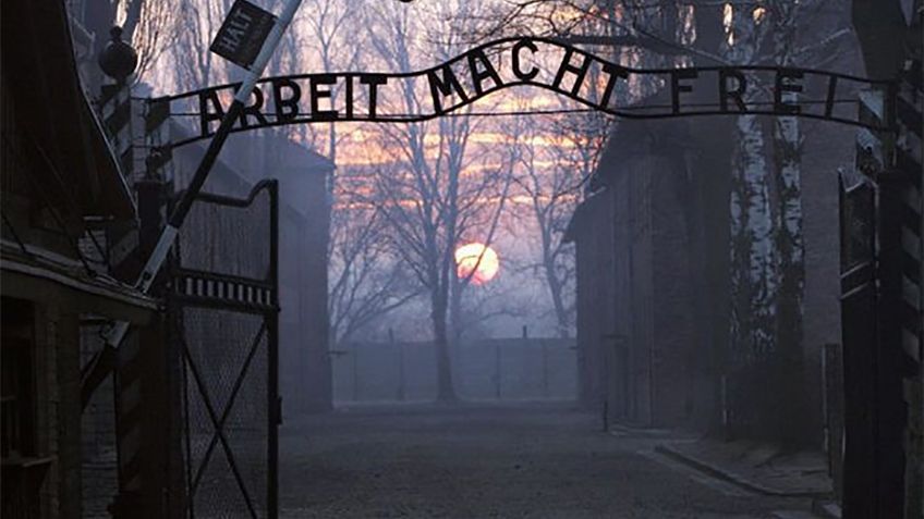 Neonazi se burla en Facebook del campo de exterminio Auschwitz; lo condenan