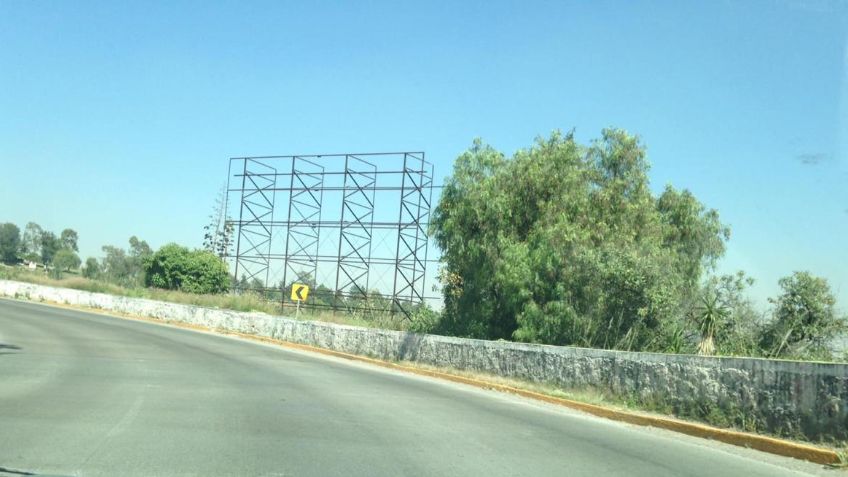 Colocan seis espectaculares sobre Avenida Súper Lomas Verdes en menos de 10 días