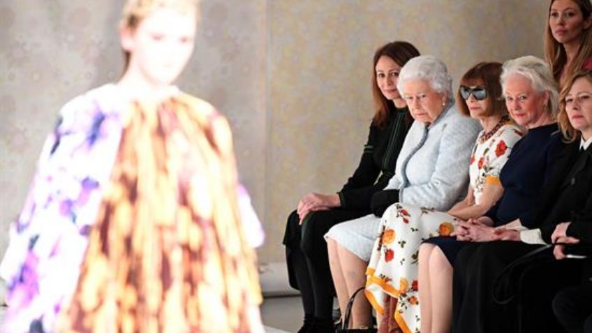 La Reina Isabel II asiste por primera vez a la Semana de la Moda