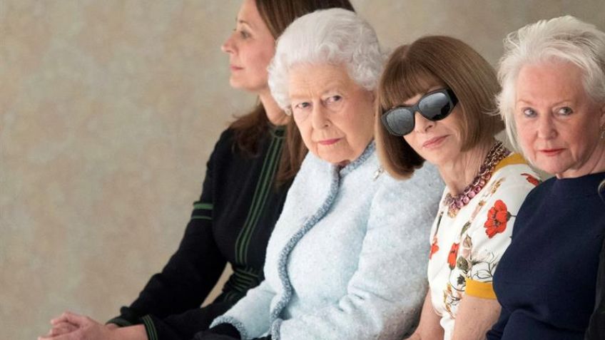 La Reina Isabel II asiste por primera vez a la Semana de la Moda