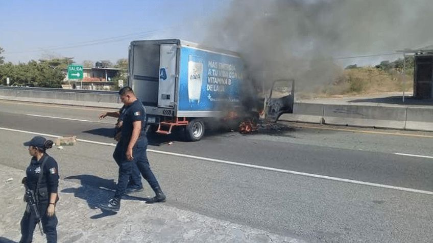 FOTOS: Segundo día de narcobloqueos en Michoacán