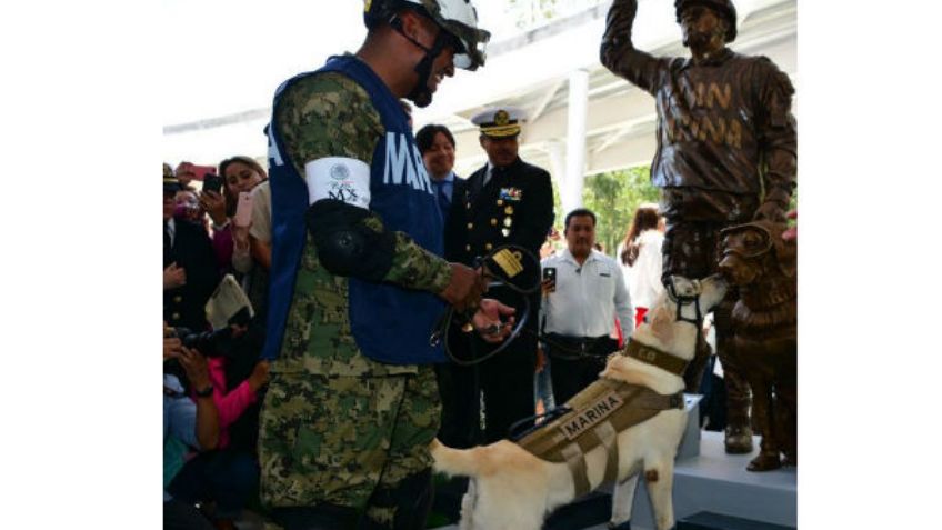 La perra Frida y su entrenador ya tienen monumento en Puebla