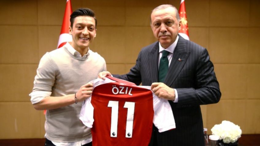 Mesut Özil acusa racismo y deja la selección Alemana