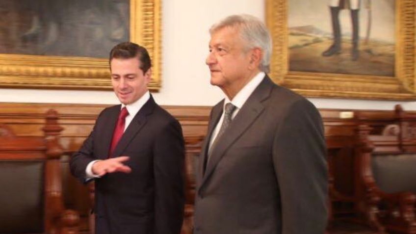 FOTOS: Peña Nieto y AMLO caminan juntos en pasillos de Palacio Nacional; hablan de transición