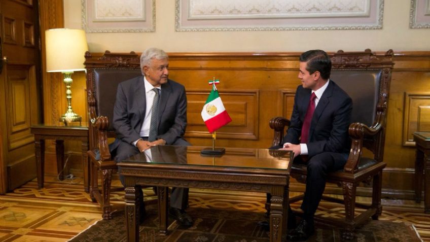 FOTOS: Peña Nieto y AMLO caminan juntos en pasillos de Palacio Nacional; hablan de transición