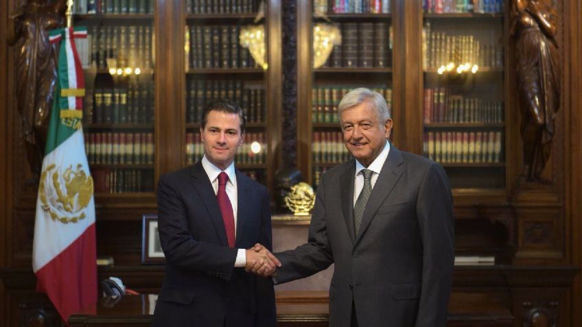 FOTOS: Peña Nieto y AMLO caminan juntos en pasillos de Palacio Nacional; hablan de transición