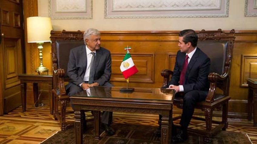 FOTOS: Peña Nieto y AMLO caminan juntos en pasillos de Palacio Nacional; hablan de transición