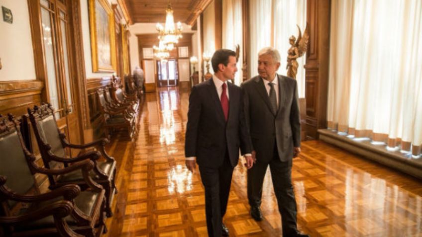 FOTOS: Peña Nieto y AMLO caminan juntos en pasillos de Palacio Nacional; hablan de transición