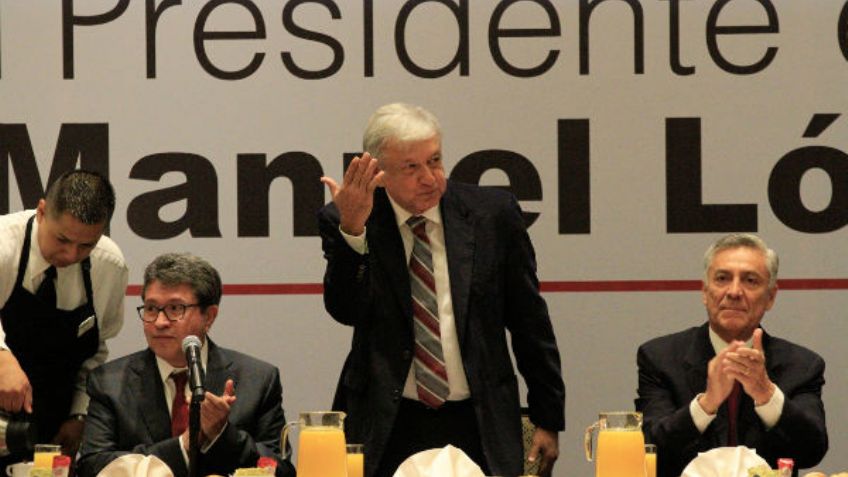 AMLO a senadores electos de Morena: 'Hay que aprender a vivir en la justa medianía'