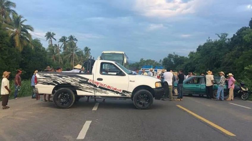 Campesinos bloquean carretera de Guerrero; autos quedan varados