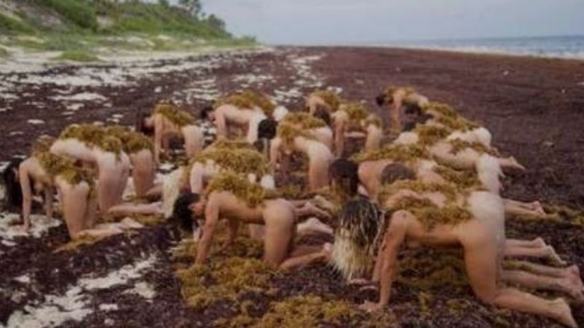 Así fue el desnudo masivo que Spencer Tunick fotografió entre el sargazo de Tulum