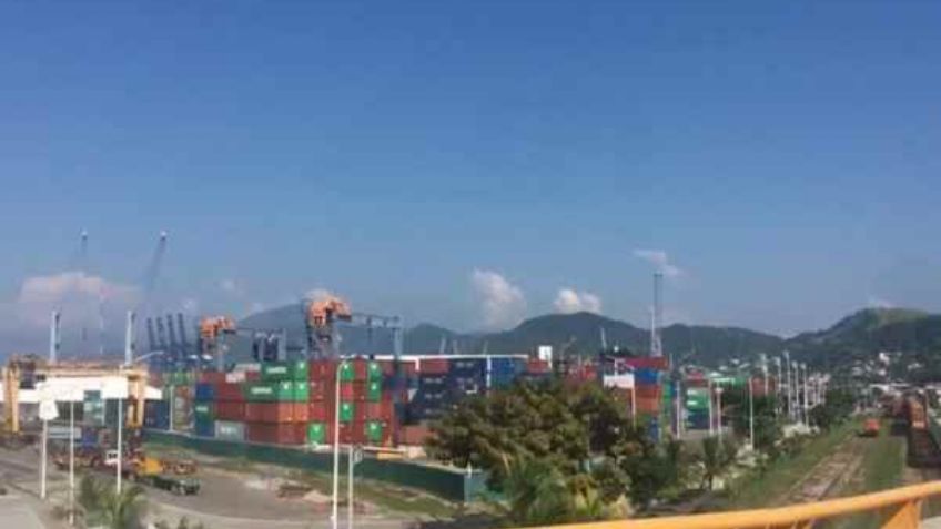 Suman 2 mil contenedores detenidos en Manzanillo por bloqueo ferroviario de la CNTE