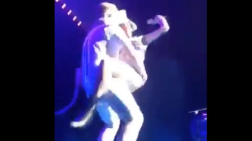 Lady Gaga cae del escenario y regresa a cantar como si nada: VIDEO