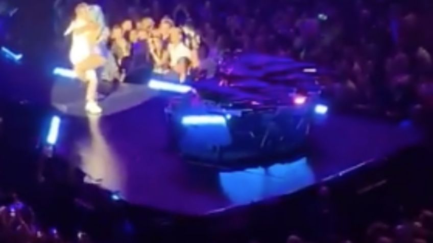 Lady Gaga cae del escenario y regresa a cantar como si nada: VIDEO