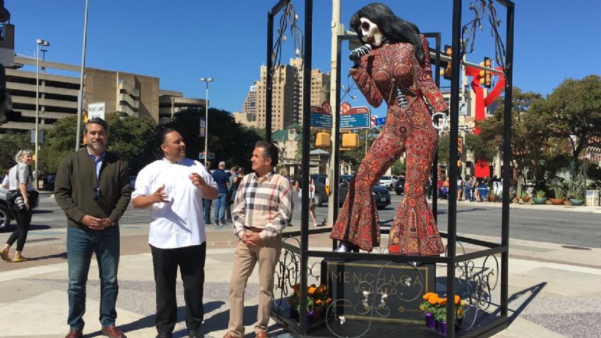 Celebran Día de Muertos en San Antonio, Texas, con monumental catrina de Selena: FOTOS