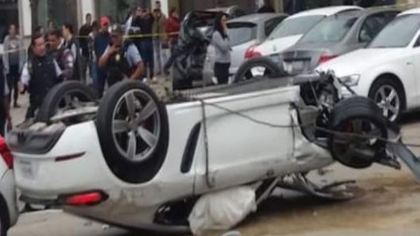 Hombre sufre desmayo mientras conduce lujoso Porsche; provoca fuerte accidente vial