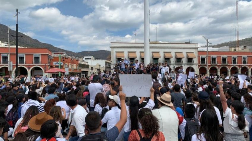 Protestan miles de estudiantes en Pachuca; exigen justicia por desaparecidos