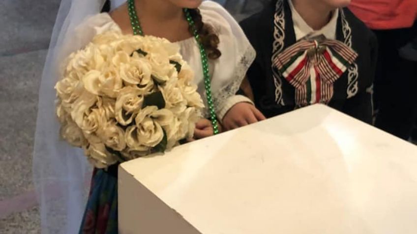 Niño llora dramáticamente durante su boda ficticia en kermés de escuela: FOTOS