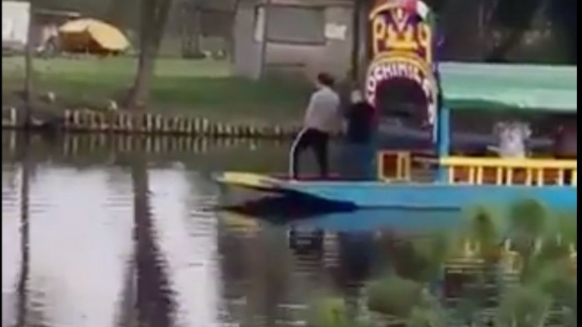 Video: Captan a dos personas orinando en el Lago de Xochimilco