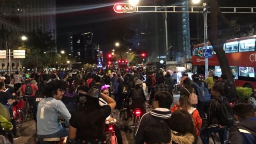 Así se vive el Paseo Nocturno en Bicicleta por el Día de Muertos: VIDEO