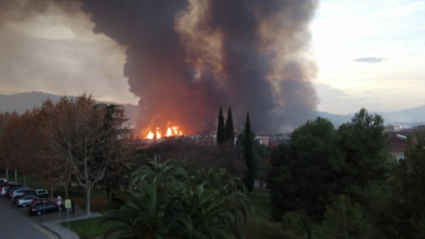 VIDEOS: Alerta en Barcelona por impactante incendio de planta química