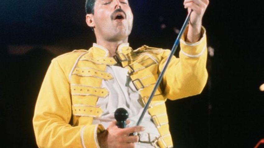 ¿Cómo le hace Freddie Mercury para mandar regalos de Navidad a su familia año con año?